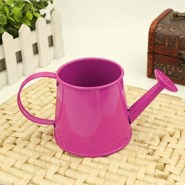 Miniatur Gießkanne aus Metall für Kinder und Gartenarbeit von Big Tree Home Furnishings in Weiß, Grün, Lila oder Pink - Bild 1