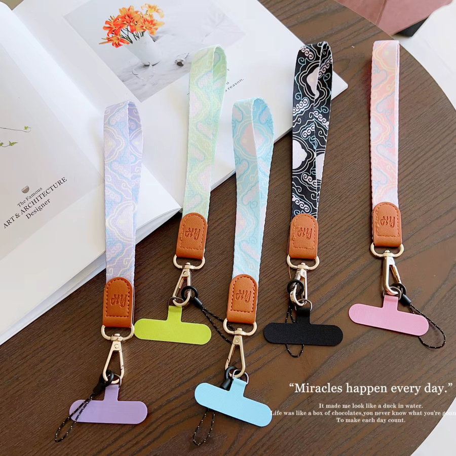 Personalisierte Trend Handy Lanyard mit breitem Seil und Charme als Anti-Verlust Handgelenk Strap für dein Smartphone in Blau und Multicolour - Bild 4