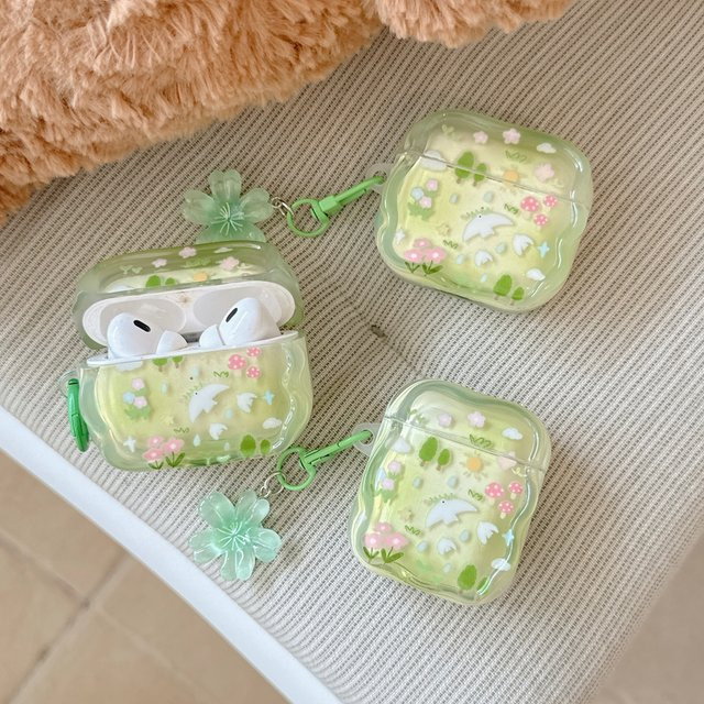 Stoßfeste Apple AirPods Schutzhülle mit Waldgarten-Schwalben-Motiv und gewelltem Rand in Grün inklusive Anhänger für AirPods 1, 2, 3, 4 sowie Pro 2 und Pro 3 - Bild 1