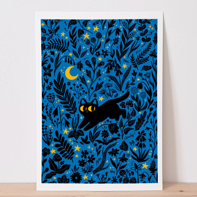 Kunstdruck Sommernacht von SHENCHEN mit schwarzen Katzen und botanischen Pflanzen als rechteckiger Paper Poster in Schwarz - Bild 1