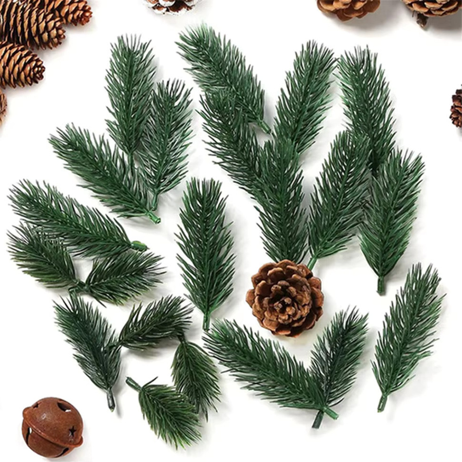XIAOYINMO Künstliche Kiefernnadeln aus Kunststoff in Grün als Weihnachtsbaum Zubehör und Dekoration für dein Zuhause - Bild 1