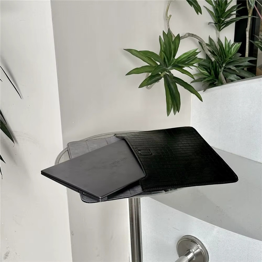 Laptop-Hülle mit Ledermuster-Design als Tragetasche für Tablets und Notebooks von 13 bis 15,6 Zoll, kompatibel mit Lenovo, Dell und LG, in Schwarz oder Blau - Bild 1