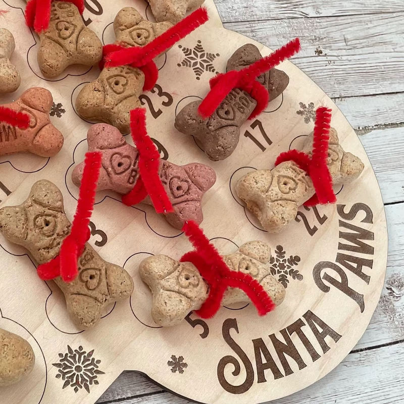 Weihnachts Adventskalender für Hunde aus Holz mit Knochen-Anhänger in Weiß als hängendes Deko-Ornament - Bild 3