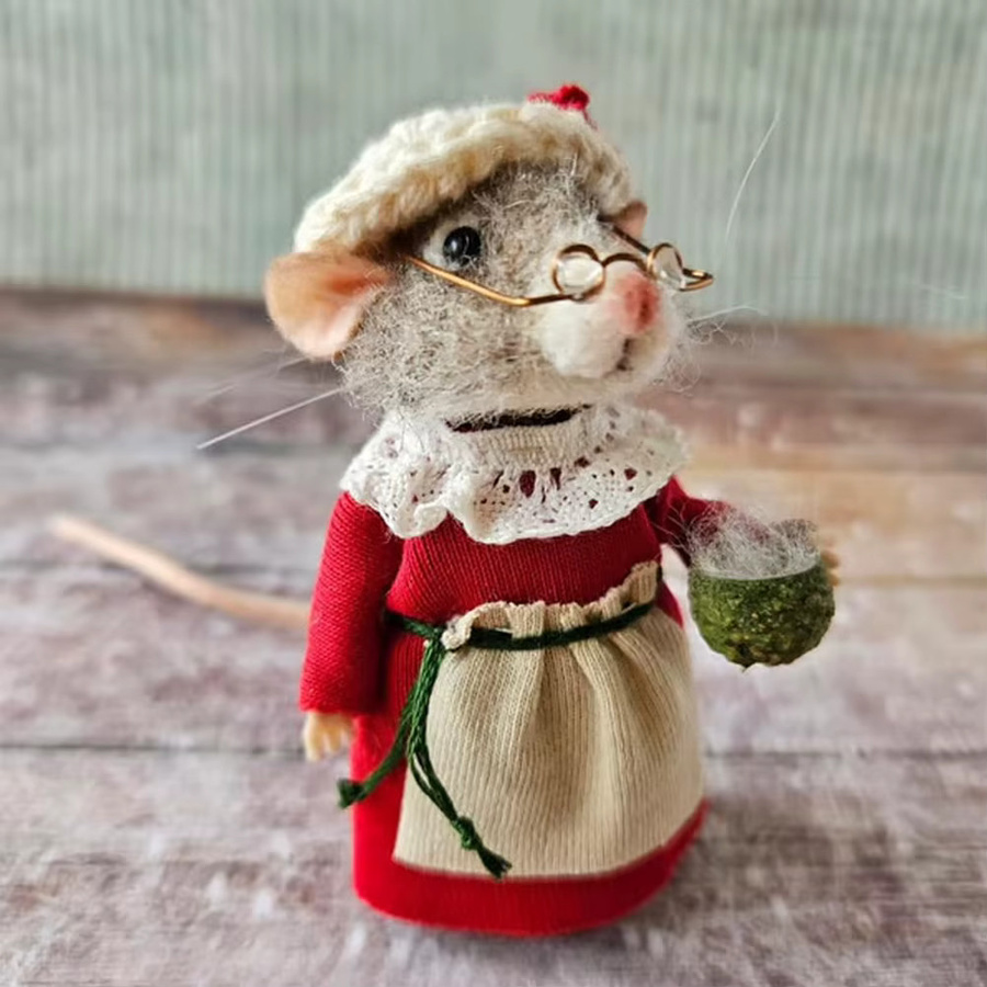 Handgefertigtes DIY-Nadelfilz-Weihnachtsmaus-Ornament aus Wolle in Rot und Bunt als hängende Tier-Dekoration - Bild 2