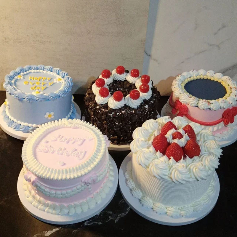 Künstlicher Erdbeer-Creme-Kuchen als Dekoration für Geburtstag und Wohnkultur, Mehrfarbig, Durchmesser: 15,24 cm - Bild 1