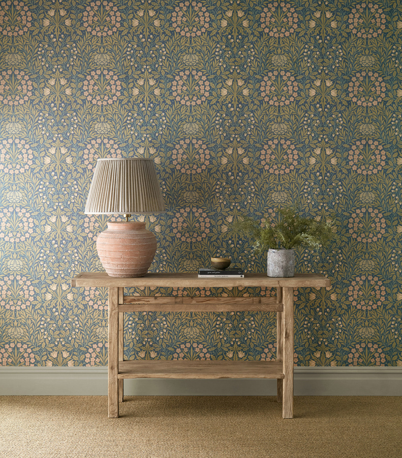 Morris & Co Tapete Daisy & Oak in Powder Blue und Blush - Bild 1