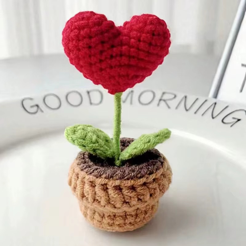 Handgefertigter gestrickter Blumentopf mit roter herzförmiger Kunstpflanze von ZQNYCY zur Tischdekoration - Bild 2