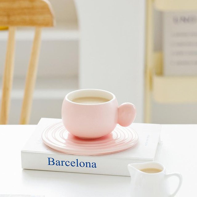Yiran Furniture Keramik Becher im Macaron Design, Set aus Kaffeetasse und Schale, Weiß und Pink, 300 ml - Bild 1