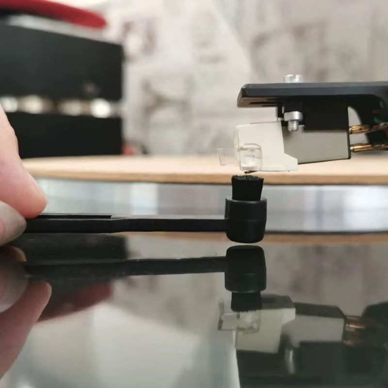 Antistatische Stylus-Bürste in Schwarz zur Reinigung der Phono-Nadel für deinen Vinyl-Plattenspieler - Bild 3