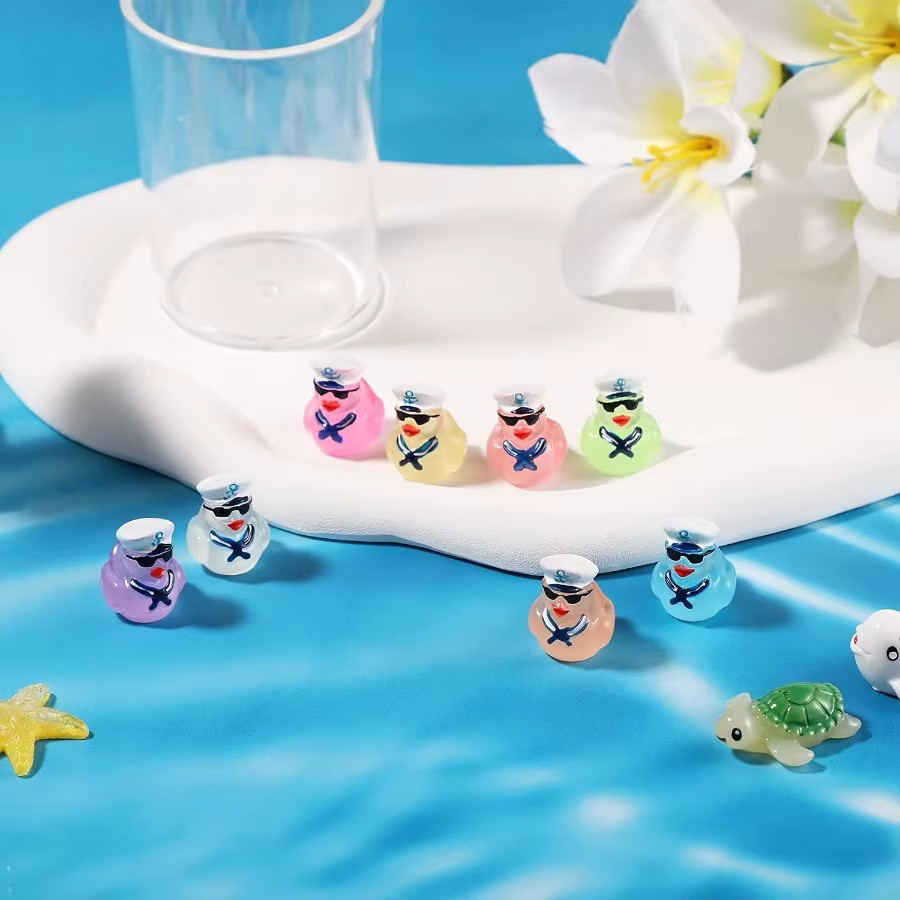 XYTLEZONE Mini-Kreuzfahrt-Ente aus Kunstharz mit Sonnenbrille, im Dunkeln leuchtende Matrosen-Ente in Multicolor - Bild 2