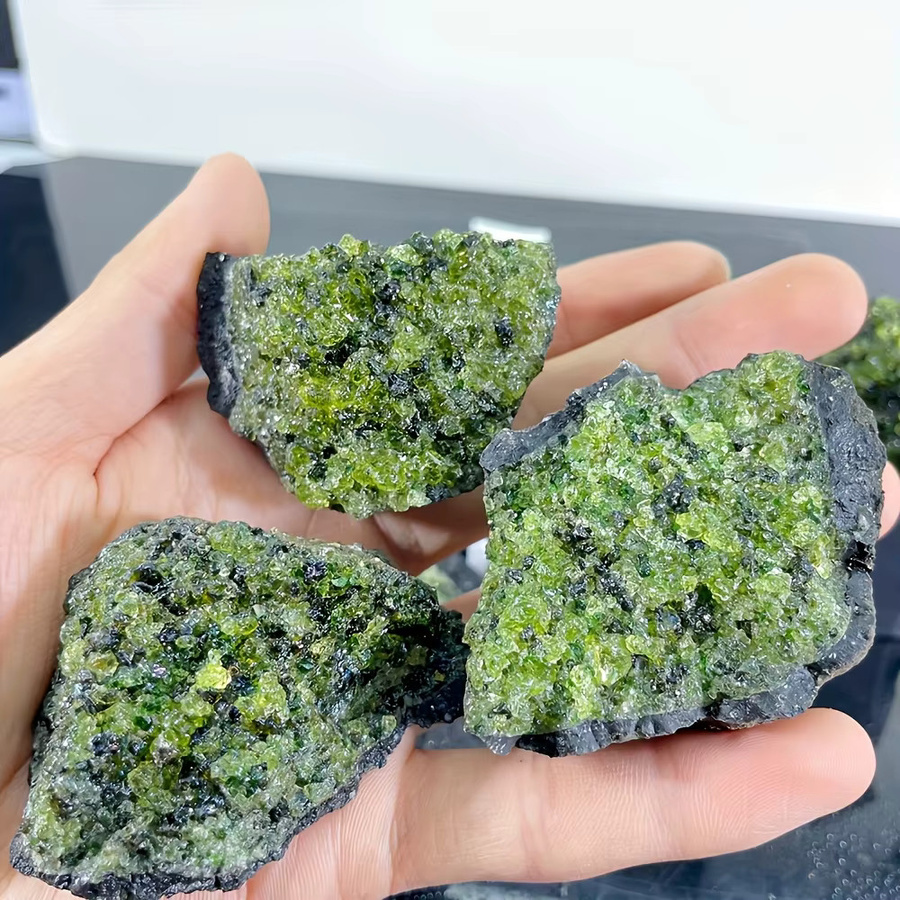 CRYSTALHOLA Rohe Peridot-Olivin-Vulkanprobe als grüner Basalt-Kristall-Cluster für Sammler - Bild 2