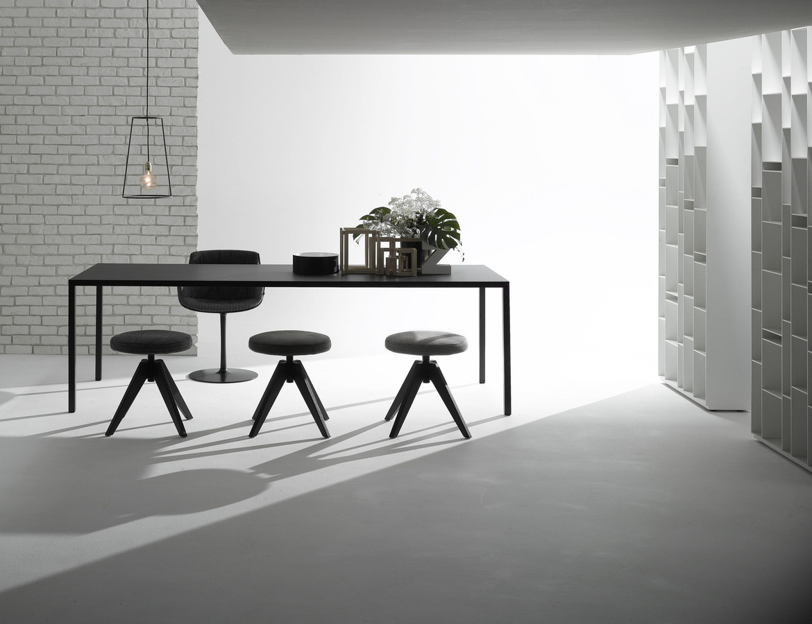 MDF Italia Tense Tisch in Schwarz mit Steinmineralien und Aluminiumprofilrahmen - Bild 3