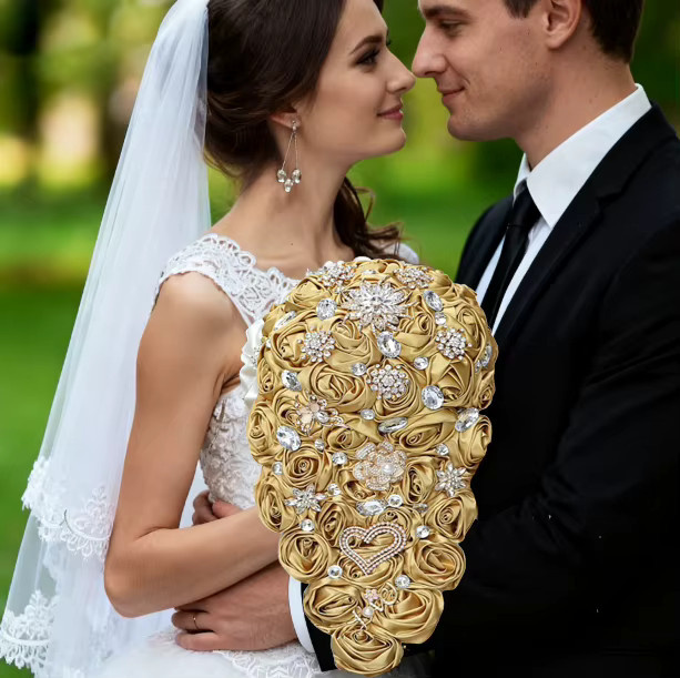 Künstlicher Brautstrauß von IVINLA in Gold und Elfenbein mit Satin-Rosen im Wasserfall-Design - Bild 3