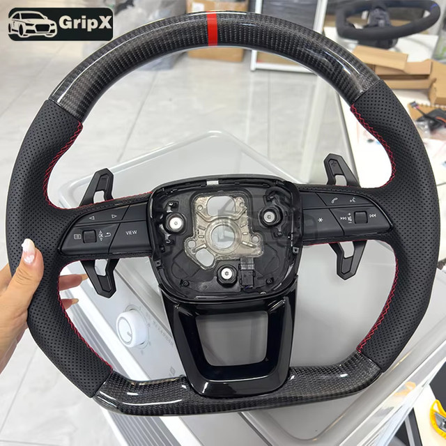 Multifunktions-Lenkrad mit rotem Logo und Kohlefaser-Optik für Audi Q5 Q5L FY sowie Q7 4M und Q8 in Schwarz - Bild 1