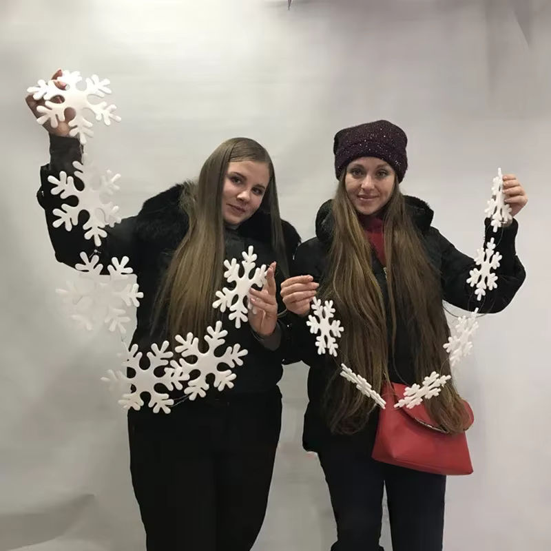 48 Stück weiße Schneeflocken-Hängeornamente aus Kunststoff für Weihnachtsdekoration und Bastelarbeiten - Bild 2