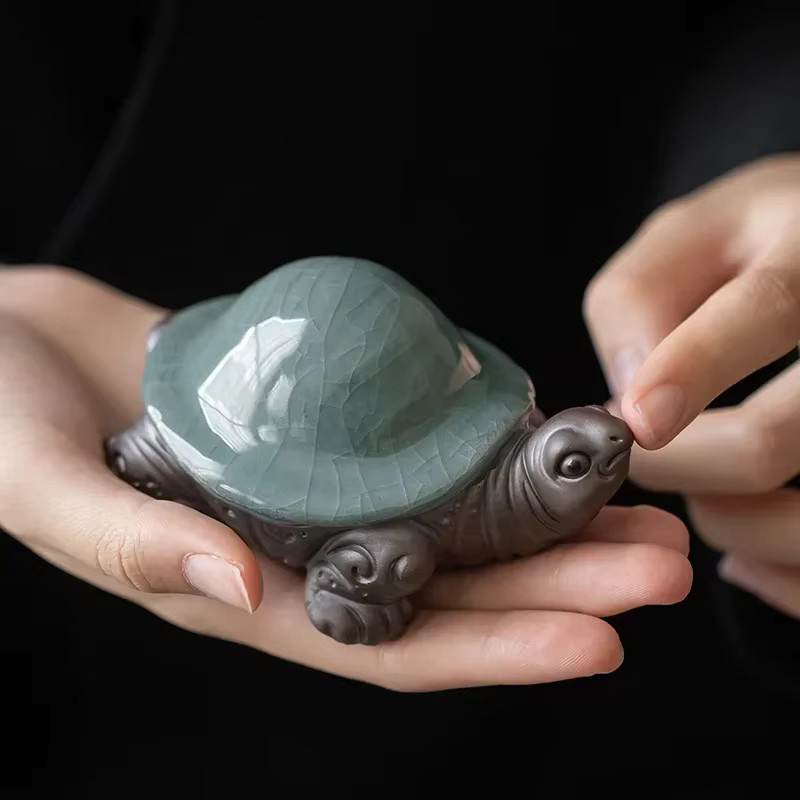 Handgefertigtes Keramik-Teeset mit Schildkröten-Filter und Tierfigur als Dekoration - Bild 2