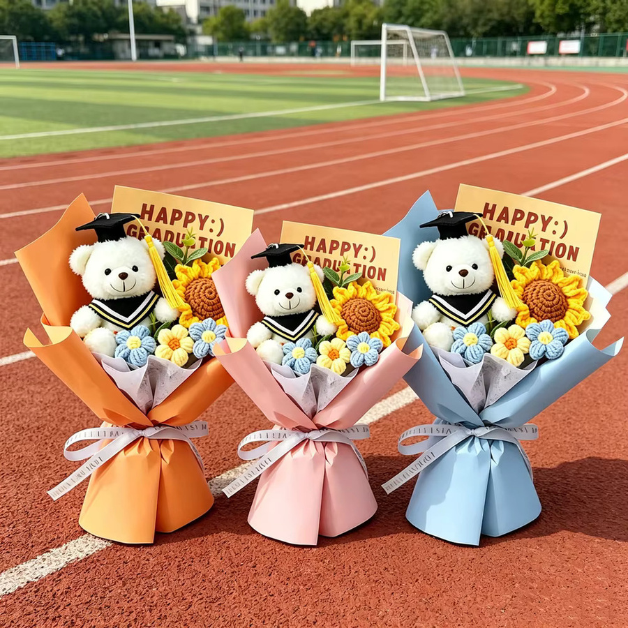 Handgemachter Doktorbär Häkelblumenstrauß mit Rosen in Mehrfarbig als florales Geschenk für Erwachsene - Bild 3