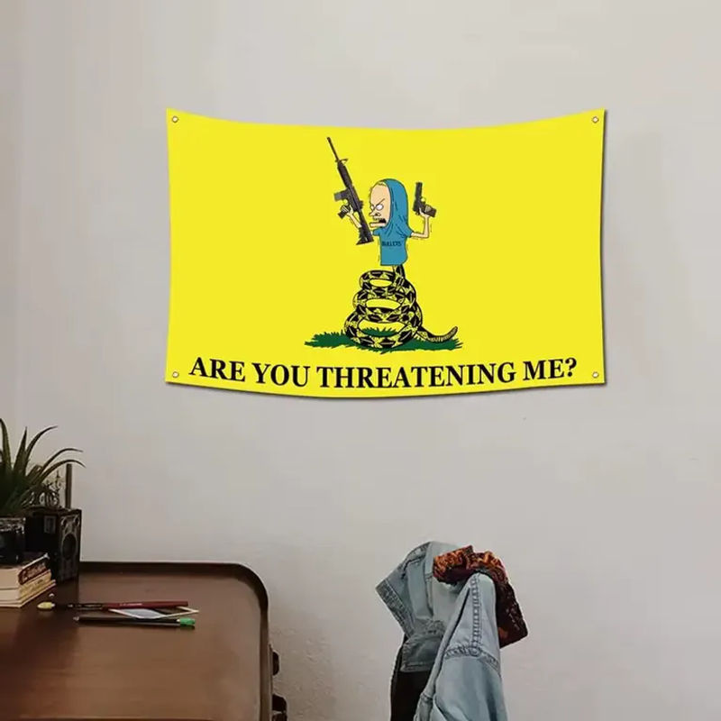 VIKAMA Beavis Meme Wandteppich aus Polyester in Gelb mit Typografie Are You Threatening Me? Rechteckiger Wandbehang für deine Dekoration B/H: 60 x 40 cm - Bild 3