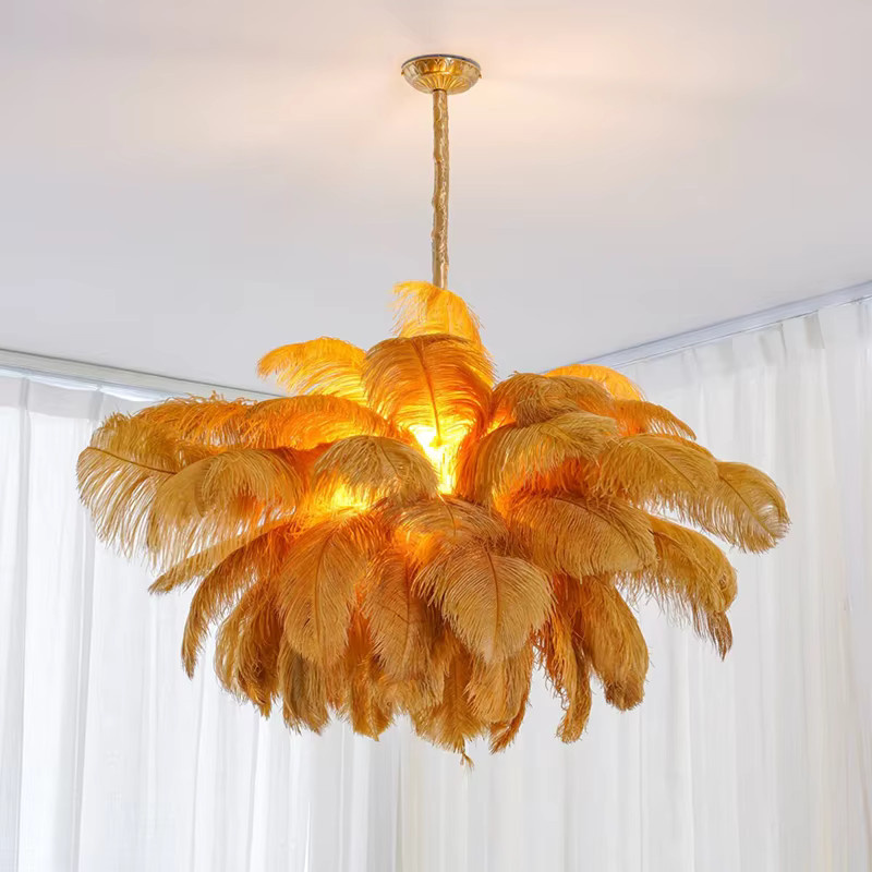 HomeLover Straußenfeder-Kronleuchter in Pink mit Gold/Messing-Details für dein Wohnzimmer - Bild 1