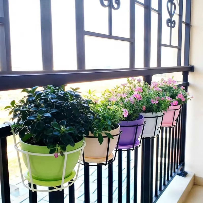 Runder Metall-Blumentopf zum Aufhängen für Balkon und Innenbereich - Bild 2