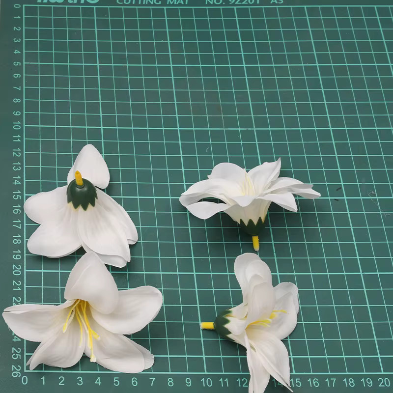 Nanairo 100 Stück weiße künstliche Lilien aus Seide für Hochzeitsdekoration und DIY-Bastelprojekte, Durchmesser: 7 cm - Bild 2