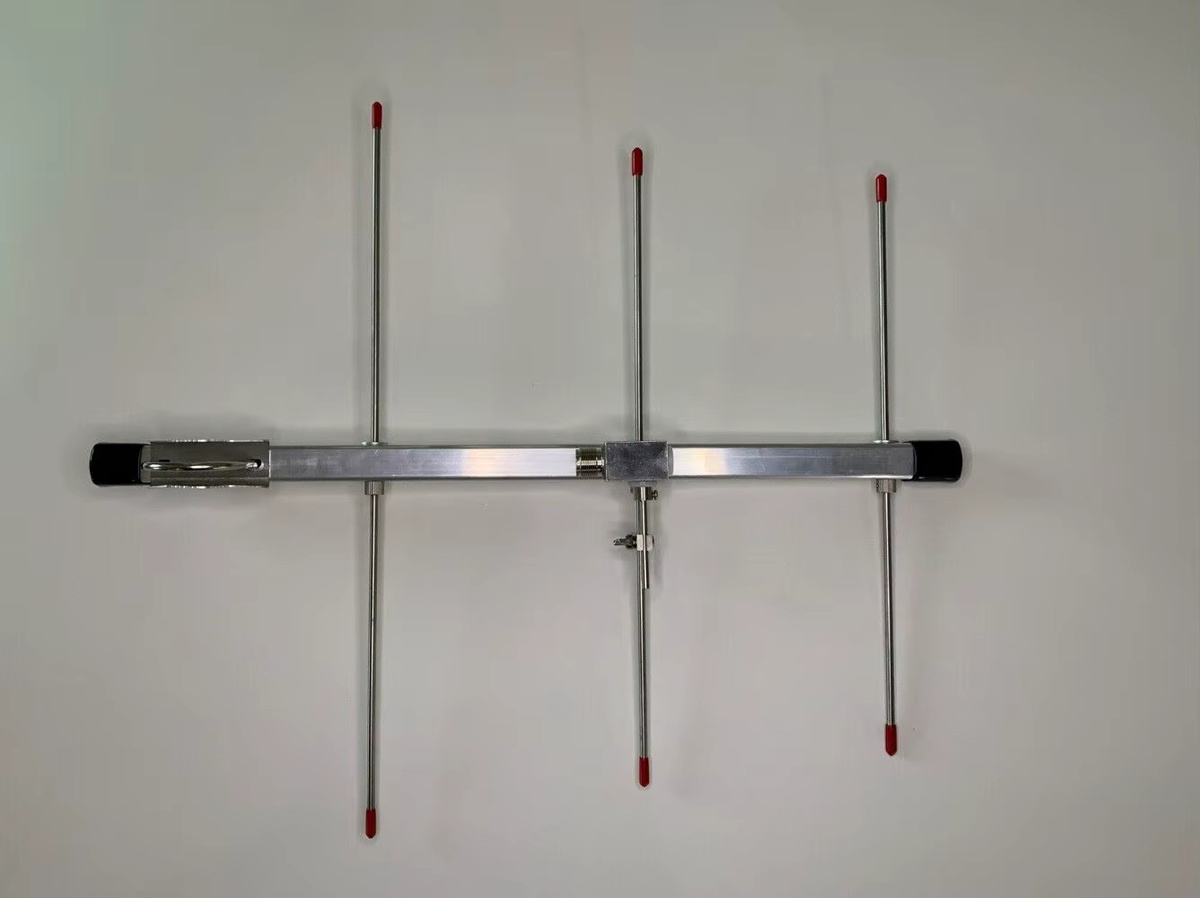 PUEKEO UHF-Yagi-Antenne mit hoher Verstärkung, 3 Elemente, verstellbar 420–450 MHz, abnehmbar und tragbar, Farbe: Silber - Bild 2