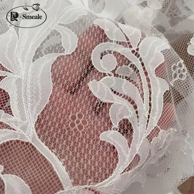 Weiche Spitze in Weiß als Nähzubehör für DIY-Hochzeitskleider und Hintergrunddekoration - Bild 1