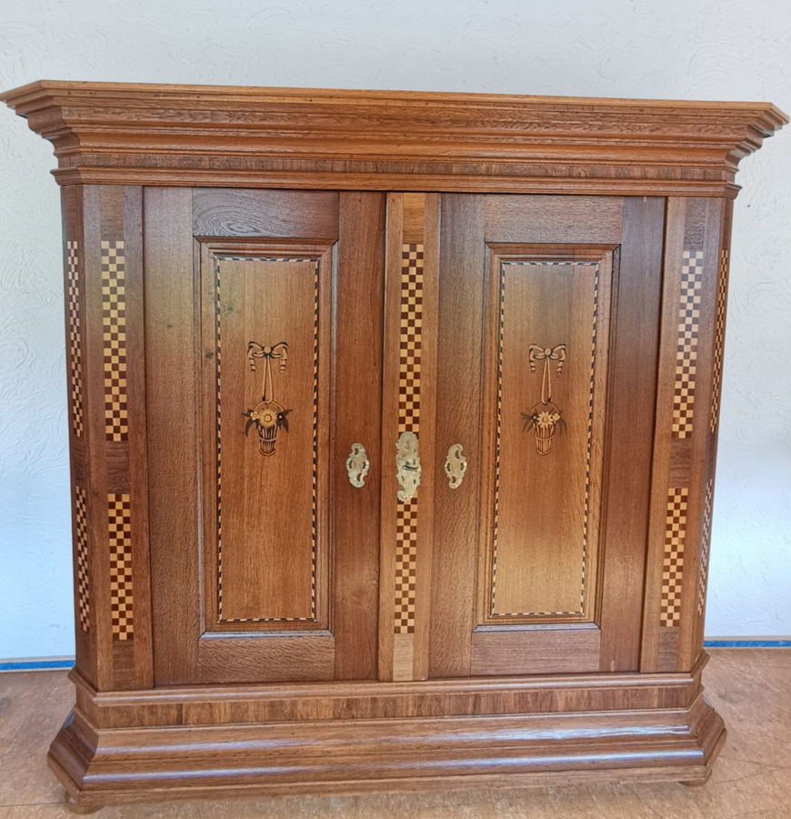 Marburger Hochzeits-Schrank von Antikhof Brück in Eiche Braun mit Intarsien im Klassizismus Stil, Höhe: 220 cm, Breite: 204 cm, Tiefe: 80 cm - Bild 1