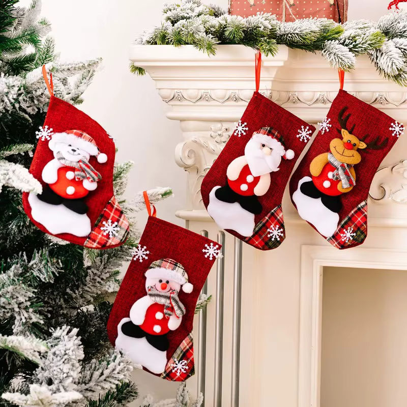 4-teiliges Plüsch-Weihnachtsstrumpf-Set mit Weihnachtsmann, Schneemann, Rentier und Bär in Rot für deine Weihnachtsdekoration - Bild 6