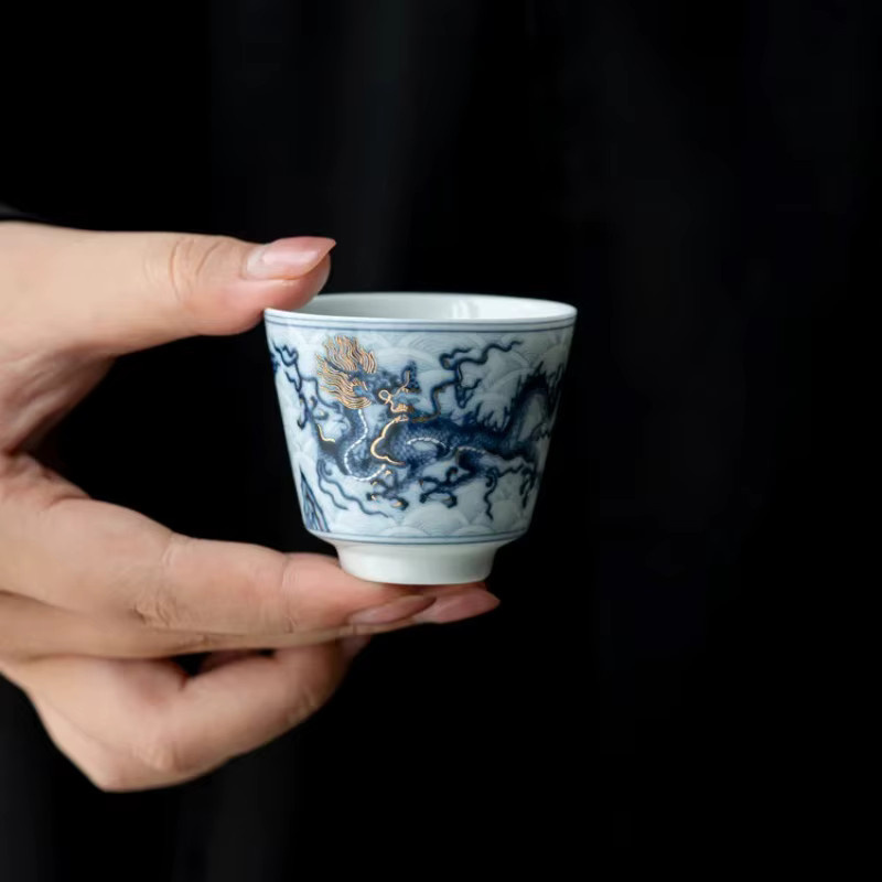 Retro-Teetasse aus Porzellan mit blau-weißem Wolkendrachenmuster und Goldakzenten - Bild 3