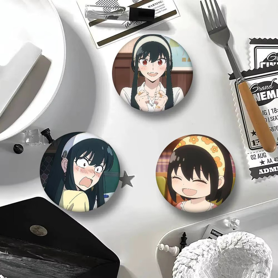 Yor Forger Anime Charakter Anstecknadel Brosche rund aus Metall in Multicolor für Fans und Sammler - Bild 4