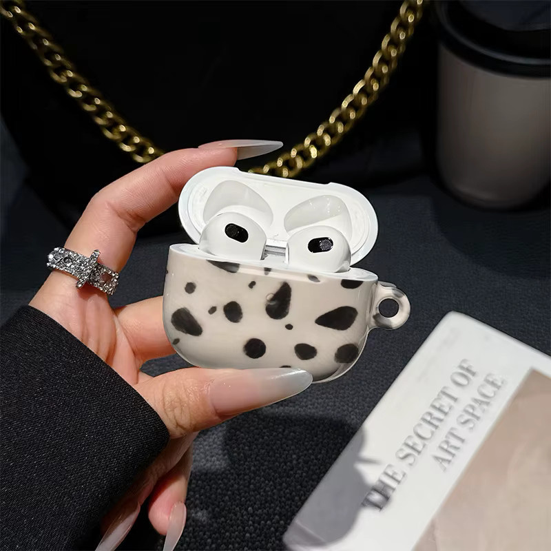 Glänzende Schutzhülle im Dalmatiner-Flecken-Design für Apple AirPods Pro, Airpods 2, 3 und 4 in Schwarz-Weiß von Potdemiel - Bild 2