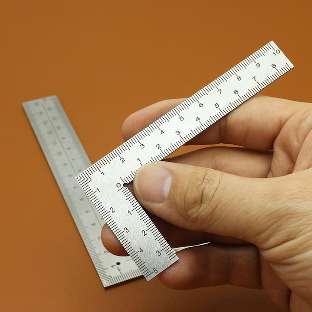 Doppelseitiges L-förmiges Lineal aus Edelstahl in Silber für Lederhandwerk, DIY und Holzbearbeitung - Bild 1
