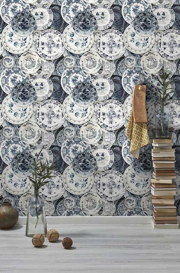 MINDTHEGAP Tapete Delftware WP20188 in Blau mit floralem Muster und klassischem Design aus Vlies - Bild 1