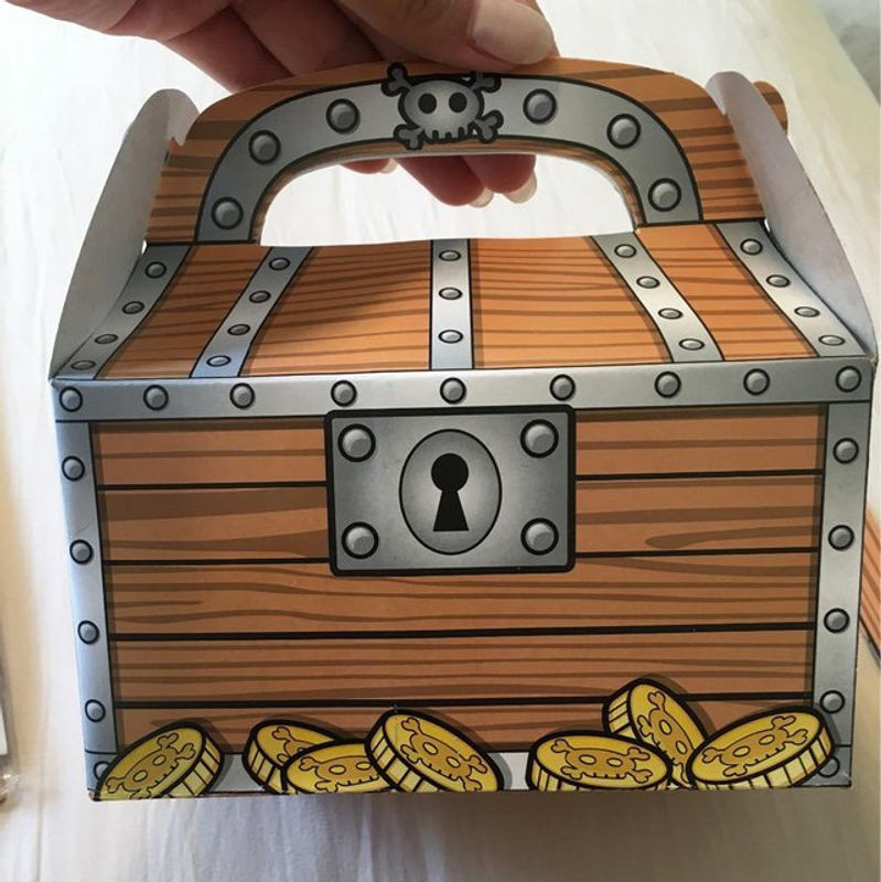 Joy-enlife Piraten Schatz Truhen aus Papier für Kinder, 6 Stück braune Candy Boxen für Geburtstag und Halloween, maritimes Design, rechteckig und stehend - Bild 1