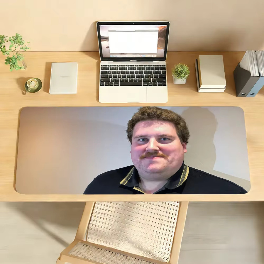 Großes Mauspad mit Rainer Winkler Drachenlord Motiv, rutschfeste Gamer-Computermatte für Schreibtisch und Laptop, Mehrfarbig - Bild 3