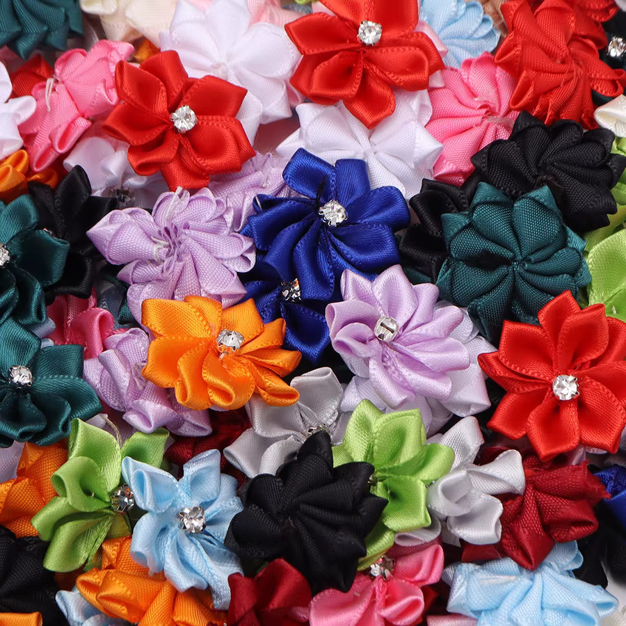 10 Stück handgefertigte Satinband-Blumen mit Strasssteinen in Rot und Multicolour, 30 mm Durchmesser, ideal für DIY-Dekorationen und Hochzeiten - Bild 4