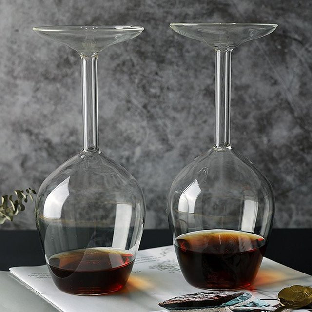 Invertiertes Weinglas aus Borosilikatglas mit rotem Lippen-Design in Grau und Transparent - Bild 1