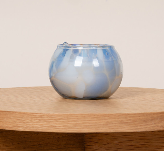 Rundes Kerzenglas von BLUME2000 mit Konfetti-Design in Blau und Weiß für Teelichter - Bild 1