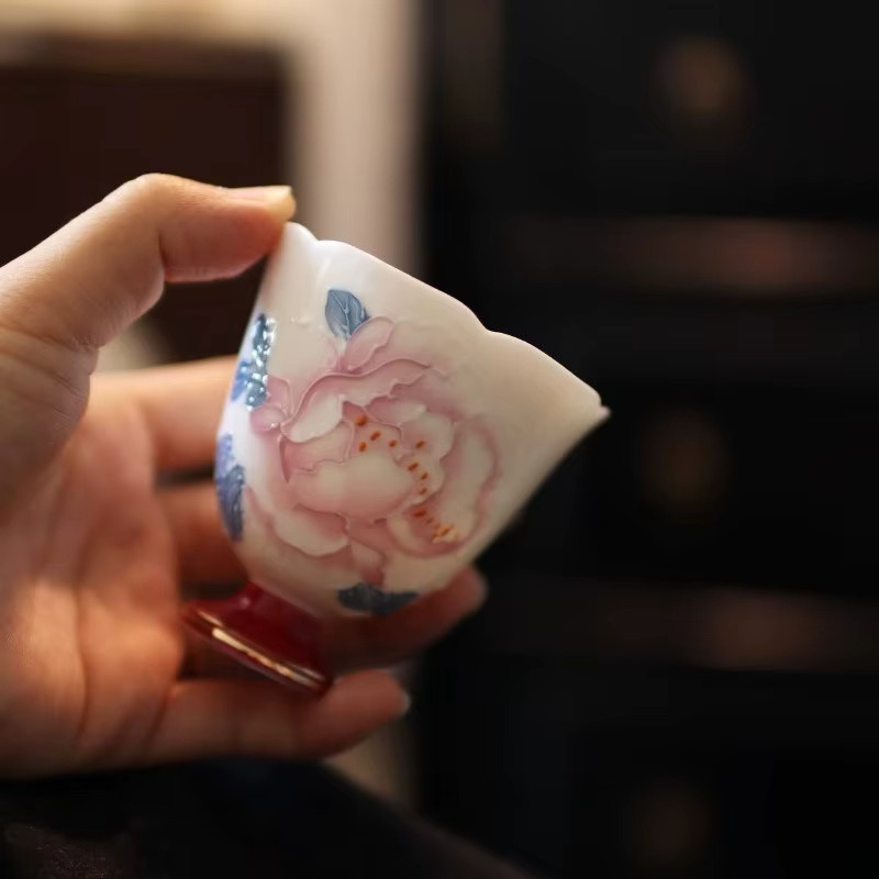 Handbemalte Porzellan-Teetasse mit Pfingstrosen-Motiv und Goldverzierung, stapelbarer Kung-Fu-Teebecher in Multicolour - Bild 2