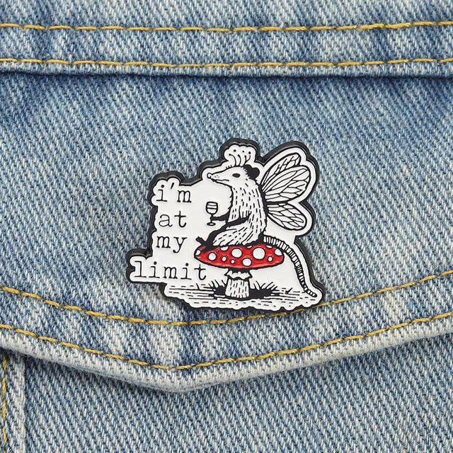 Miss Zoe Emaille-Anstecknadeln Opossum-Fee-Pilz, Unisex - Bild 1