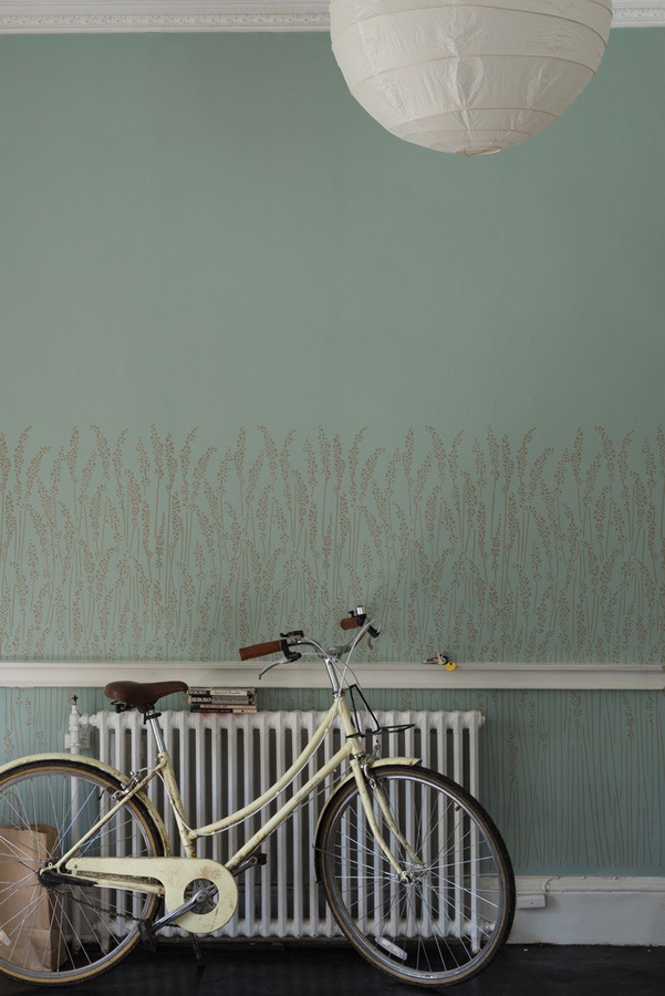 Farrow & Ball Tapete Feather Grass in Grün, Blau und Hellgrau mit botanischem Floral-Design - Bild 1