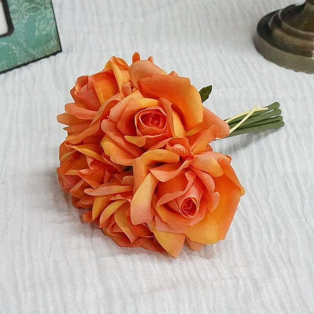 LINANUO 5er Set Künstliche Rosen in Orange, Real Touch Feuchtigkeitsspendende Blumen für Hochzeit, Tischdekoration und Party - Bild 1