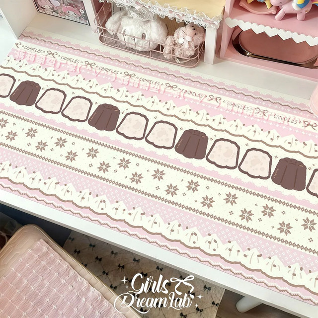 Wasserdichte und rutschfeste Leder-Schreibtischunterlage im Kawaii-Design mit Erdbeerkuchen-Mädchen in Pink - Bild 1