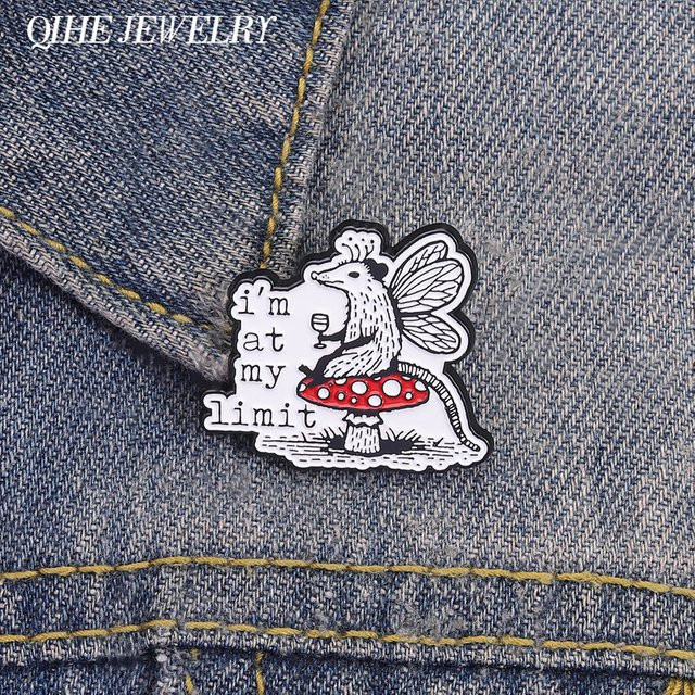 QIHE JEWELRY Brosche Opossum-Fee auf Pilz mit Wein, Emaille, Unisex - Bild 1