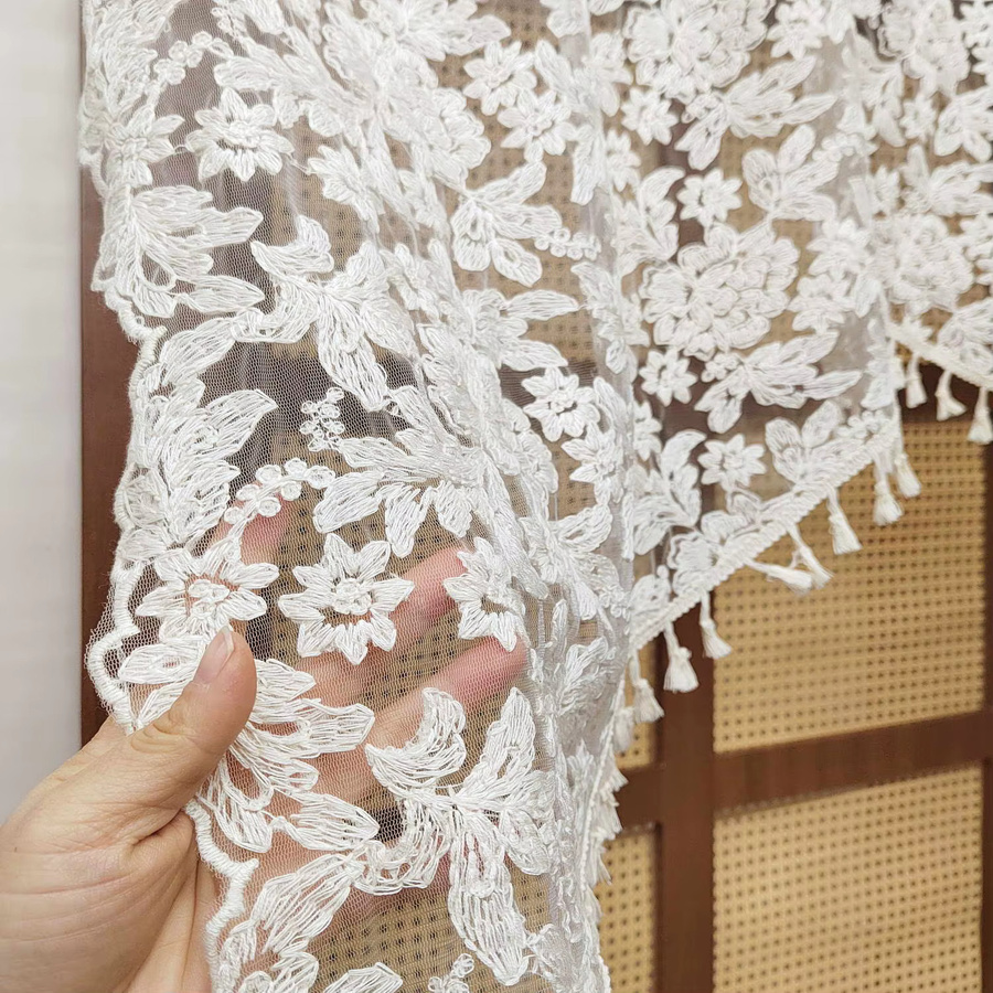 Transparenter Spitzen-Kurzvorhang mit floraler Bestickung und Quasten in Weiß, dreieckiger Cafévorhang für Küche und Schlafzimmer im Shabby Chic Stil - Bild 2