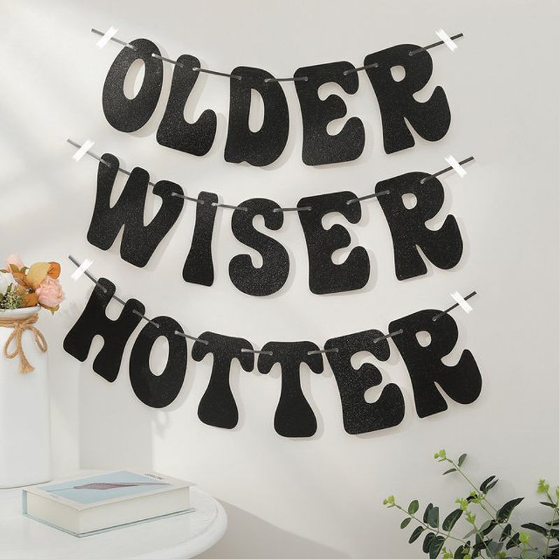 Dekorative Geburtstagswimpel Older Wiser Hotter in Silber und Schwarz mit Buchstaben und Schnur zum Aufhängen - Bild 1