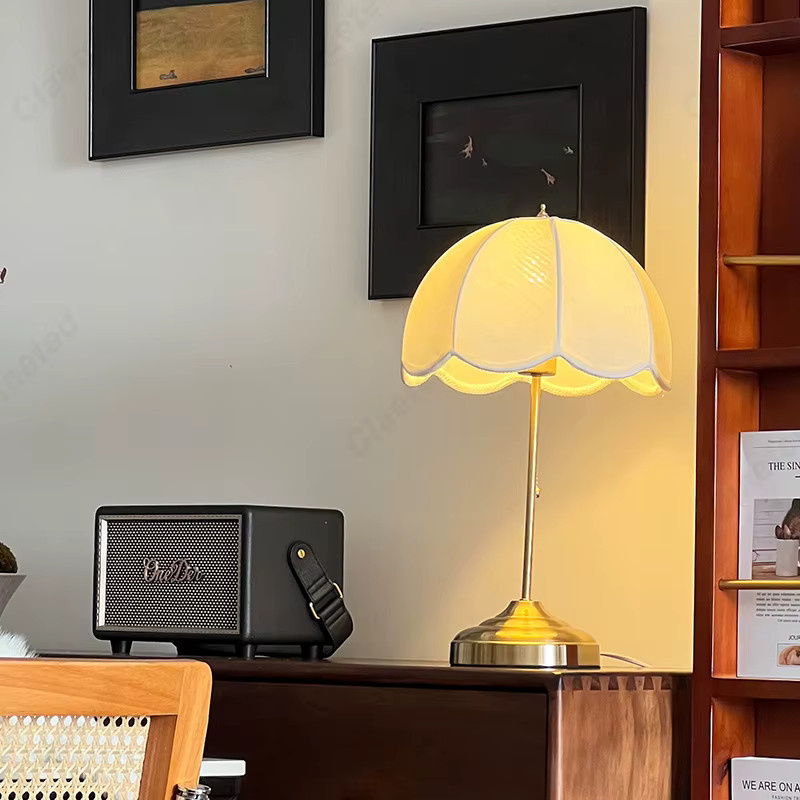 Claeted LED Schreibtischlampe im Retro-Minimalismus-Stil mit Gold/Messing-Finish und weißem Stoffschirm für Wohnzimmer und Schlafzimmer - Bild 2