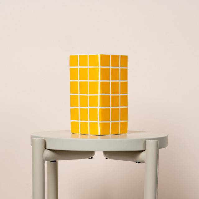 Keramikvase Blume2000 in Gelb mit Fliesenoptik und geometrischem Design, B/T/H: 9,0 x 9,0 x 17,0 cm - Bild 1
