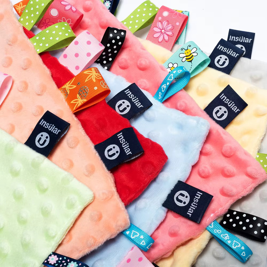 Insular Baby-Musselin-Decke aus Baumwolle mit sensorischen Punkten und Taggies in Pink - Bild 2